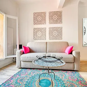  Appartement Romantic And New In The Famous Rue Meynadier In The Supercentre Of